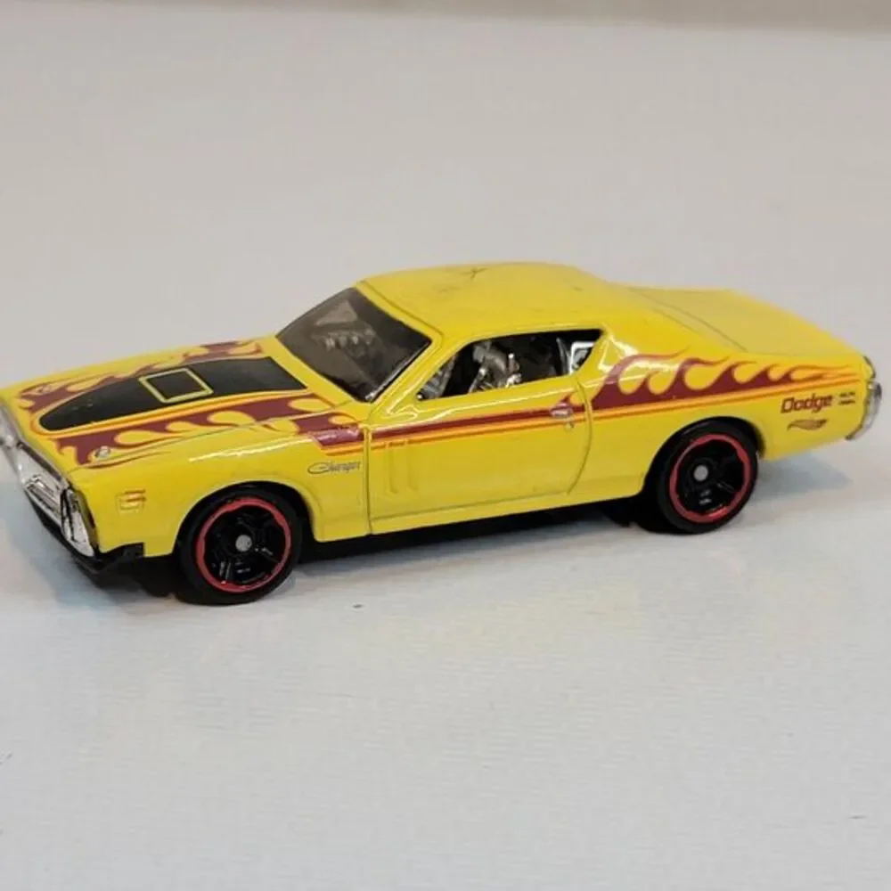 Hot Wheels ‘08 Dodge Challenger SRT8 White / '71 Dodge Charger Red‎ Lines Yellow